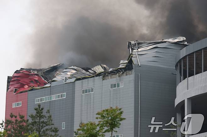 13일 경기도 이천시 부발읍 소재 대형 물류창고에서 화재가 발생해 검은 연기가 치솟고 있다. 2025.5.13/뉴스1 ⓒ News1 김영운 기자