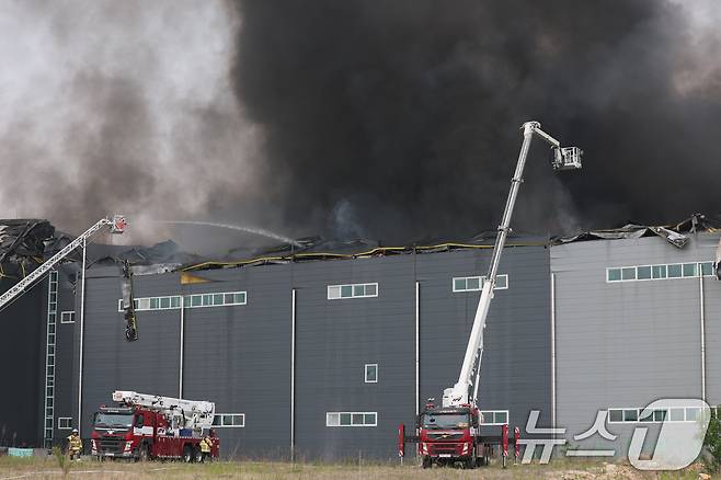 13일 오후 경기 이천시 부발읍 소재 대형 물류창고에서 화재가 발생해 검은 연기가 치솟고 있다. 2025.5.13/뉴스1 ⓒ News1 김영운 기자