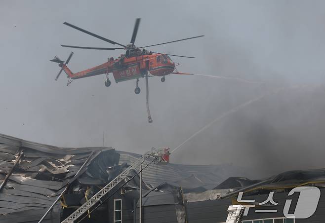 13일 오후 경기 이천시 부발읍 소재 대형 물류창고에서 화재가 발생해 검은 연기가 치솟고 있다. 2025.5.13/뉴스1 ⓒ News1 김영운 기자
