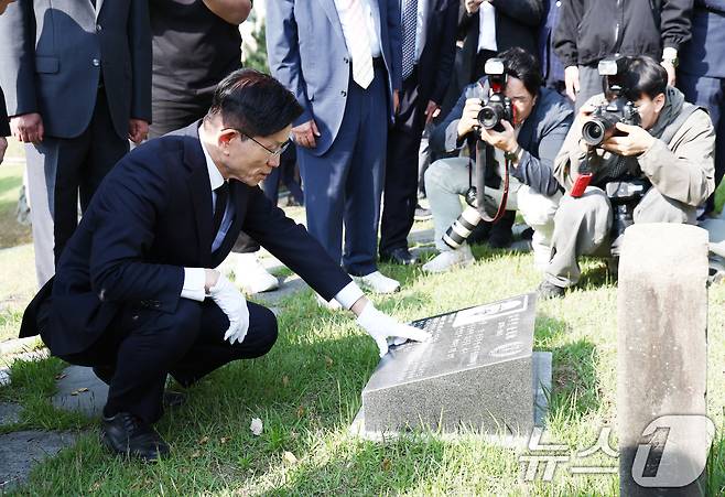 김문수 국민의힘 대통령 후보가 13일 오전 대구 동구 국립신암선열공원에서 독립운동가 김태련 지사의 묘역을 찾아 묘비를 어루만지고 있다. 2025.5.13/뉴스1 ⓒ News1 김민지 기자