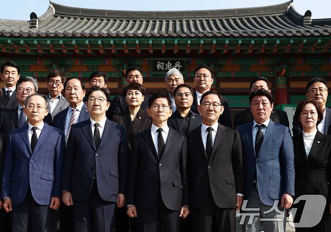 김문수 국민의힘 대통령 후보가 13일 오전 대구 동구 국립신암선열공원을 찾아 참배를 마치고 기념촬영을 하고 있다. 2025.5.13/뉴스1 ⓒ News1 김민지 기자