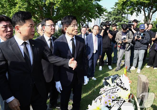 김문수 국민의힘 대통령 후보가 13일 오전 대구 동구 국립신암선열공원에서 독립운동가 김태련 지사의 묘역을 찾아 참배하고 있다. 2025.5.13/뉴스1 ⓒ News1 김민지 기자