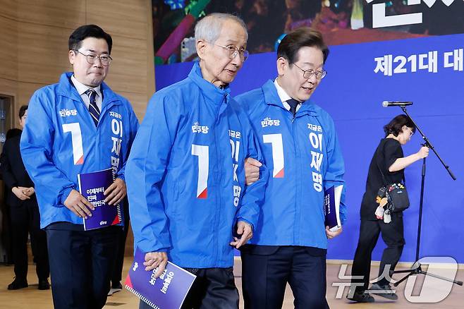 이재명 더불어민주당 대선 후보가 30일 오후 서울 여의도 국회 의원회관에서 열린 제21대 대통령선거 중앙선거대책위원회 출범식에서 기념 촬영을 마친 뒤 윤여준 상임 총괄선대위원장을 부축하며 자리로 향하고 있다. 2025.4.30/뉴스1 ⓒ News1 안은나 기자