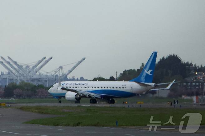 중국 샤먼항공에 인도 예정이던 보잉 737 맥스 항공기가 19일(현지시간) 미국 시애틀 킹카운티 국제공항으로 돌아왔다. 2025.4.20 ⓒ 로이터=뉴스1 ⓒ News1 정은지 특파원