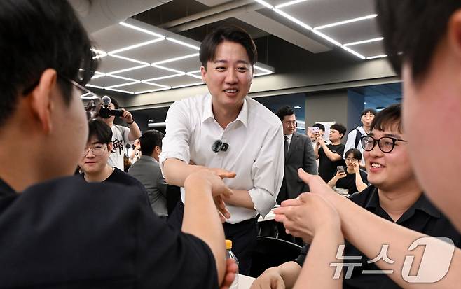 이준석 개혁신당 대통령 후보가 13일 대구 북구 경북대를 찾아 학생들과 점심 식사를 앞두고 인사 나누 있다. 2025.5.13/뉴스1 ⓒ News1 공정식 기자