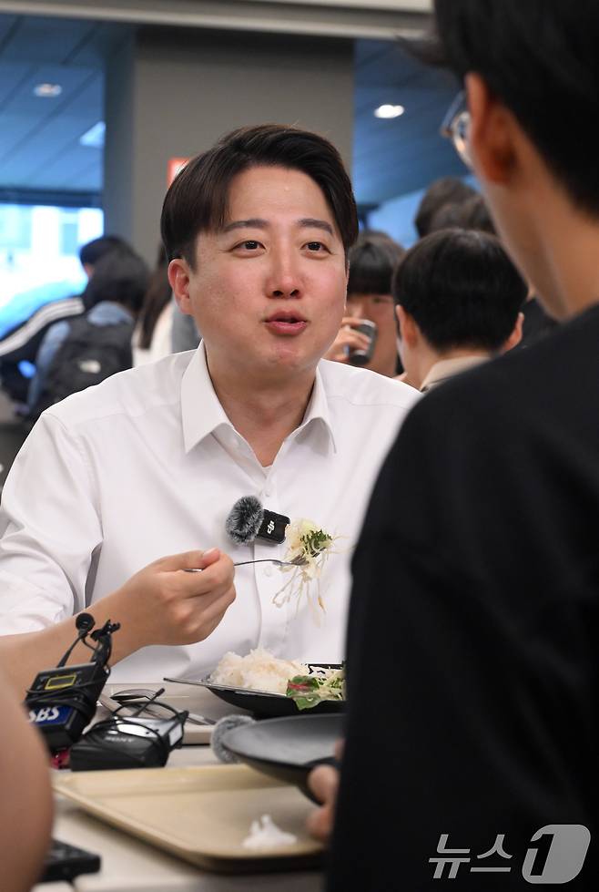 이준석 개혁신당 대통령 후보가 13일 대구 북구 경북대를 찾아 학생들과 점심 식사하며 대화 나누고 있다. 2025.5.13/뉴스1 ⓒ News1 공정식 기자