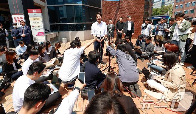 이준석 개혁신당 대통령 후보가 13일 대구 북구 경북대를 찾아 학생들과 점심 식사를 앞두고 복지관 앞에서 발언하고 있다. 2025.5.13/뉴스1 ⓒ News1 공정식 기자