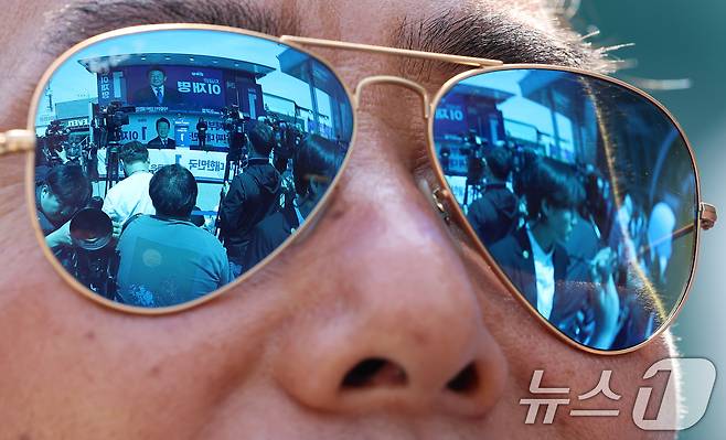 이재명 더불어민주당 대통령 후보가 대표적 험지인 대구·경북(TK) 지역 유세에 돌입한 13일 오전 경북 구미역 광장에서 지지를 호소하는 가운데 한 시민이 이를 지켜보고 있다. (공동취재) 2025.5.13/뉴스1 ⓒ News1 안은나 기자