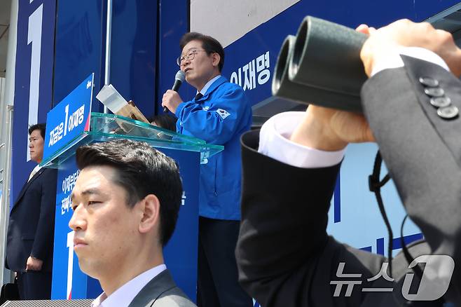 이재명 더불어민주당 대통령 후보가 대표적 험지인 대구·경북(TK) 지역 유세에 돌입한 13일 오전 경북 구미역 광장에서 연설하는 가운데 경호원들이 경계 근무를 하고 있다. (공동취재) 2025.5.13/뉴스1 ⓒ News1 안은나 기자