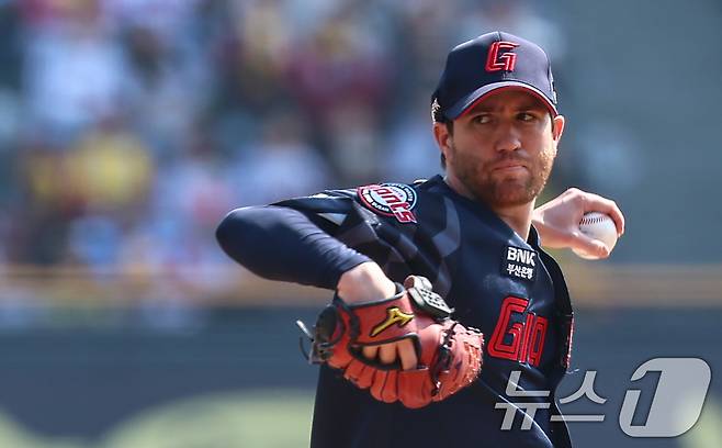 22일 서울 송파구 잠실야구장에서 열린 '2025 신한 SOL 뱅크 KBO리그' 개막전 롯데 자이언츠와 LG 트윈스의 경기, 1회말 롯데 선발투수 반즈가 등판해 역투하고 있다. 2025.3.22/뉴스1 ⓒ News1 김도우 기자