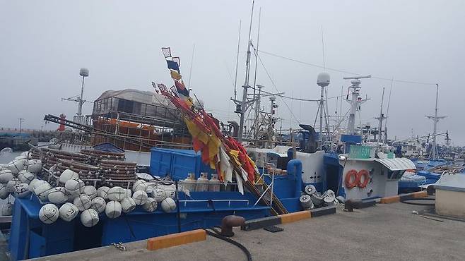 13일 오후 제주 서귀포 남서쪽 약 563㎞ 해상에서 29톤급 모슬포 선적 887어진호(승선원 8명)가 침몰해 해경이 인명구조에 나섰다. 사진은 포구에 정박 중인 887어진호. (제주해경 제공. 재판매 및 DB금지) 2025.5.13/뉴스1 ⓒ News1 강승남 기자