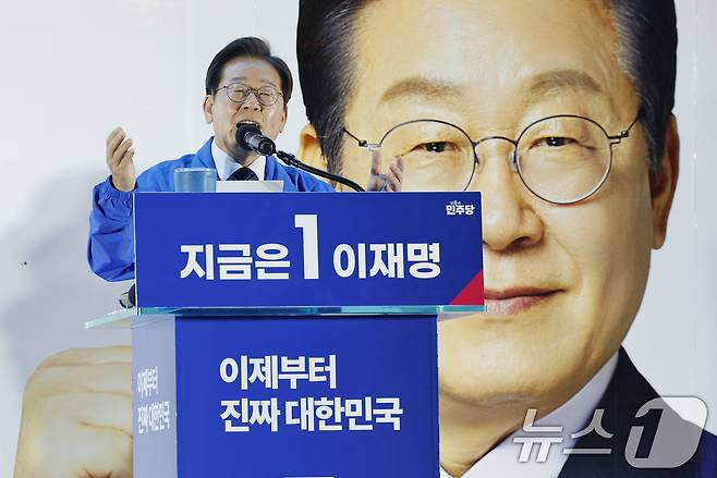 이재명 더불어민주당 대통령 후보가 대표적 험지인 대구·경북(TK) 지역 유세에 돌입한 13일 오후 울산 남구 롯데백화점 광장을 찾아 지지를 호소하고 있다. 2025.5.13/뉴스1 ⓒ News1 안은나 기자