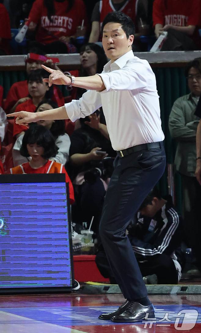 13일 오후 서울 송파구 잠실학생체육관에서 열린 '2024-25 KCC 프로농구 챔피언결정전 5차전' 창원 LG 세이커스와 서울 SK 나이츠의 경기에서 SK 전희철 감독이 작전지시를 하고 있다. 2025.5.13/뉴스1 ⓒ News1 박세연 기자