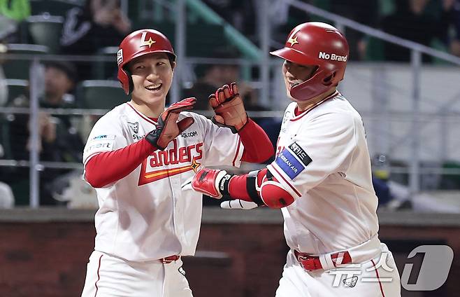 13일 인천SSG 랜더스필드에서 열린 '2025 신한 SOL뱅크 KBO리그' NC 다이노스와 SSG 랜더스의 경기, SSG 최정이 6회말 2사 1루 동점 2점 홈런을 터뜨리며 개인 통산 500홈런을 기록한 후 박성한과 하이파이브를 하고 있다. 2025.5.13/뉴스1 ⓒ News1 김성진 기자