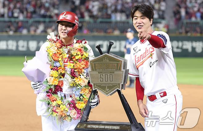 13일 인천SSG 랜더스필드에서 열린 '2025 신한 SOL뱅크 KBO리그' NC 다이노스와 SSG 랜더스의 경기, SSG 최정이 6회말 2사 1루 동점 2점 홈런을 터뜨리며 개인 통산 500홈런을 기록한 후 김광현과 기념촬영을 하고 있다. 2025.5.13/뉴스1 ⓒ News1 김성진 기자