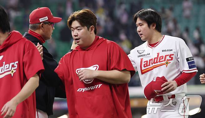 SSG 최정이 13일 인천SSG 랜더스필드에서 열린 '2025 신한 SOL뱅크 KBO리그' NC 다이노스와 SSG 랜더스의 경기에서 6-3으로 승리한 후 이숭용 감독과 하이파이브를 하고 있다. 이날 경기에서 최정은 KBO 최초로 500홈런을 달성했다. 2025.5.13/뉴스1 ⓒ News1 김성진 기자