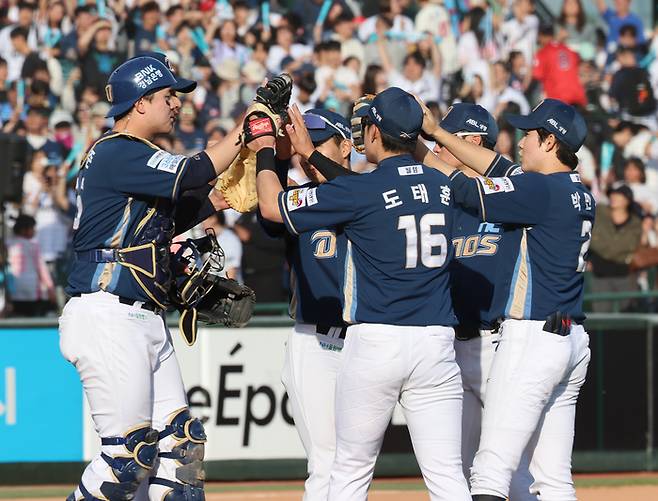 NC 선수들이 4일 사직구장에서 열린 2025 KBO리그 롯데전 승리 후 하이파이브를 나누고 있다. 사진 | 사직=연합뉴스