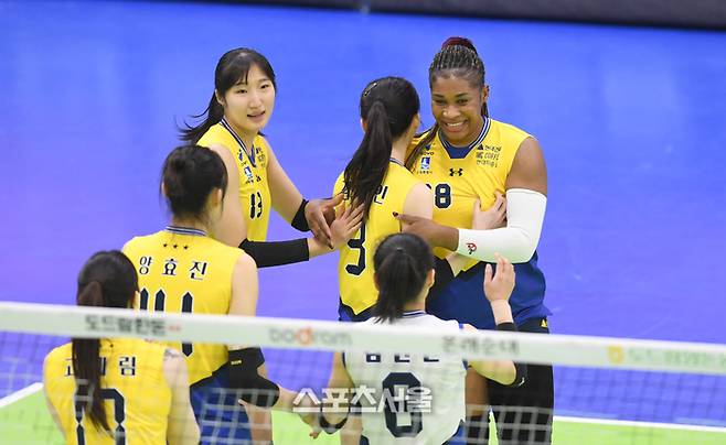 현대건설 모마가 11일 수원체육관에서 열린 2024~2025 V-리그 한국도로공사와 경기에서 서브로 득점을 얻은 후 동료들과 환호하고 있다.   2025. 2. 11. 수원 | 최승섭기자 thunder@sportsseoul.com