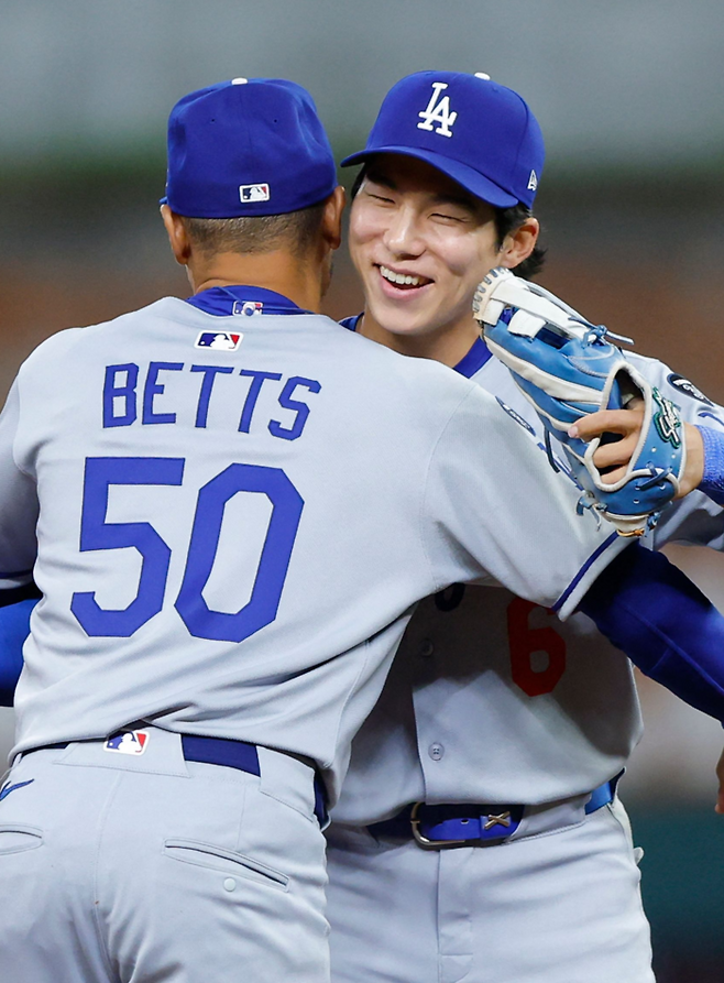 무키 베츠와 김혜성. AFP연합뉴스