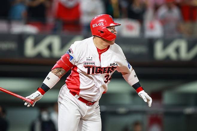 KIA 최형우가 13일 광주-기아 챔피언스 필드에서 열린 2025 KBO리그 롯데전에서 5회말 적시타를 때리고 있다. 사진 | KIA 타이거즈