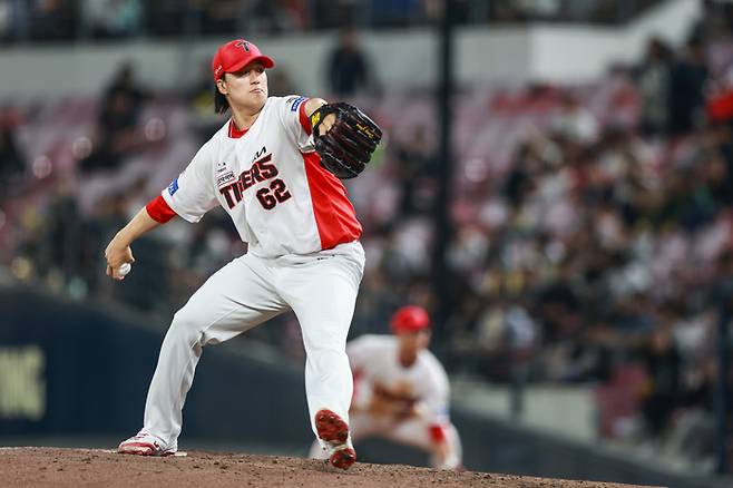 KIA 정해영이 13일 광주-기아 챔피언스 필드에서 열린 2025 KBO리그 롯데전에서 9회초 등판해 역투하고 있다. 세이브를 올리며 역대 최연소 5년 연속 10세이브 기록을 달성했다. 사진 | KIA 타이거즈