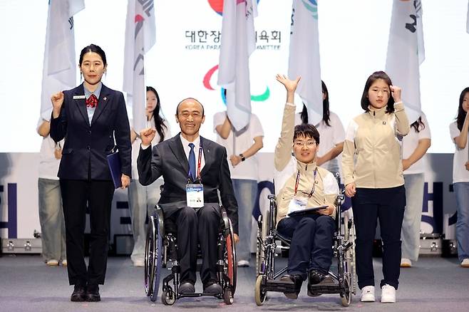 13일 김해실내체육관에서 열린 제19회 전국장애학생체육대회 선수대표 및 심판대표가 선서 후 기념촬영을 하고 있다. 왼쪽부터 봉미정 심판, 정진완 회장, 선수 노준희, 안소연. 사진 | 대한장애인체육회