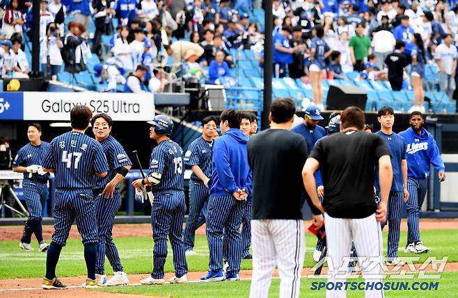 11일 대구 라이온즈파크에서 열린 삼성 라이온즈와 LG 트윈스의 경기. 8연패에 빠진 삼성 선수들이 아쉬워하고 있다. 대구=박재만 기자 pjm@sportschosun.com/2025.05.11/