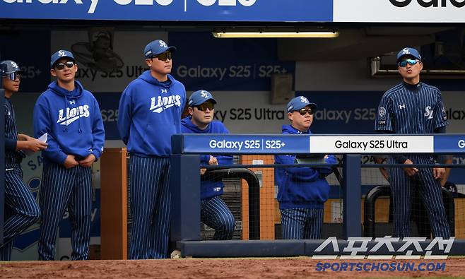 11일 대구 라이온즈파크에서 열린 삼성 라이온즈와 LG 트윈스의 경기. 8연패에 빠진 삼성 박진만 감독과 코치진이 아쉬워하고 있다. 대구=박재만 기자 pjm@sportschosun.com/2025.05.11/