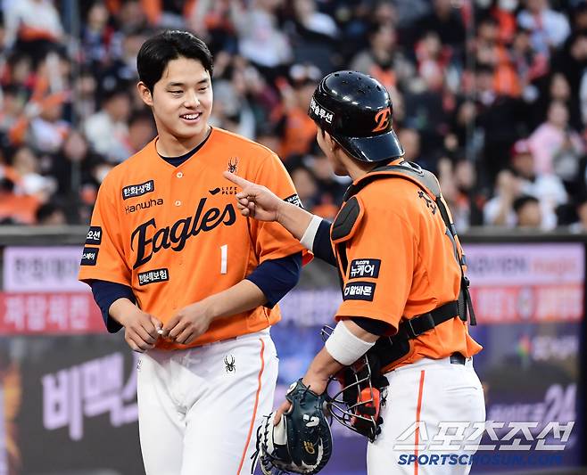 26일 대전 한화생명볼파크에서 열린 한화와 KT의 경기. 8회 이닝 종료 후 최재훈 포수와 대화를 나누는 문동주. 대전=송정헌 기자songs@sportschosun.com/2025.04.26/
