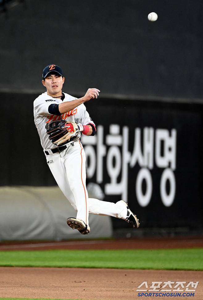 30일 대전한화생명볼파크에서 열린 LG와 한화의 경기, 6회초 한화 유격수 심우준이 LG 구본혁의 땅볼타구를 잡아 1루로 던지고 있다. 대전=허상욱 기자wook@sportschosun.com/2025.04.30/
