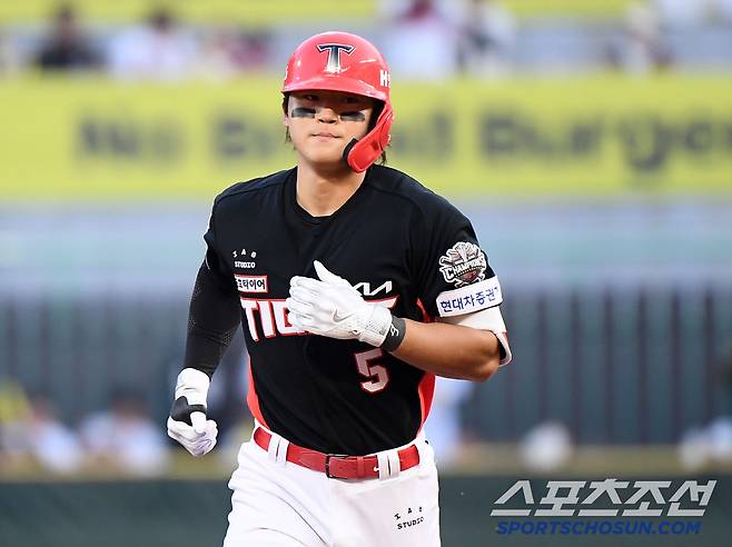 11일 인천 SSG랜더스필드에서 열린 KIA-SSG의 더블헤더 2차전.  4회초 1사 김도영이 솔로포를 친 후 그라운드를 돌고 있다. 인천=정재근 기자 cjg@sportschosun.com/2025.5.11/