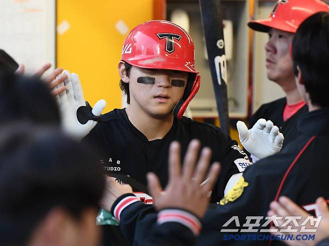 11일 인천 SSG랜더스필드에서 열린 KIA-SSG의 더블헤더 2차전.  4회초 1사 김도영이 솔로포를 친 후 환영받고 있다. 인천=정재근 기자 cjg@sportschosun.com/2025.5.11/