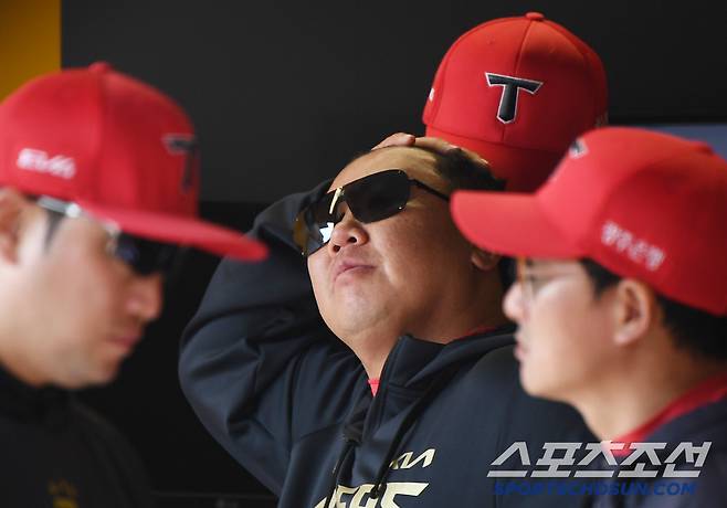 11일 인천 SSG랜더스필드에서 열린 KIA-SSG전. 이범호 감독이 경기를 지켜보며 답답해하고 있다. 인천=정재근 기자 cjg@sportschosun.com/2025.5.11/