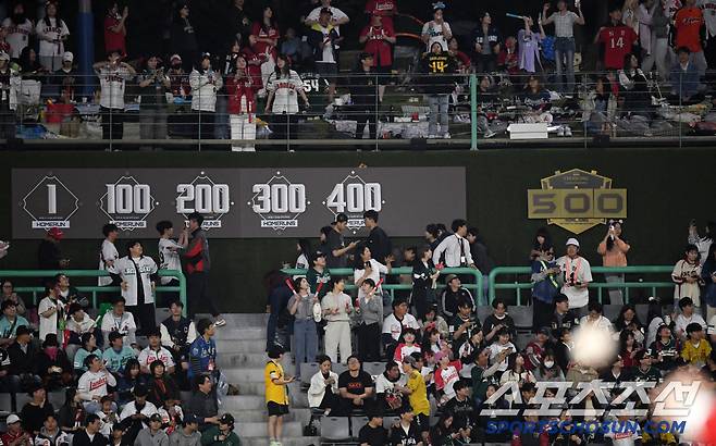 13일 인천 SSG랜더스필드에서 열린 SSG 랜더스와 NC 다이노스의 경기. 6회말 2사 1루 SSG 최정이 NC 선발 라일리 상대 투런포를 터뜨리며 KBO 통산 500홈런을 달성했다. 외야 관중석에 설치된 500홈런 기록판. 인천=박재만 기자 pjm@sportschosun.com/2025.05.13/