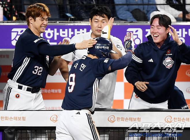 13일 대전 한화생명볼파크에서 열린 두산-한화전. 11회초 2사 2루 임종성의 2루타 때 득점한 전다민이 환영받고 있다. 대전=정재근 기자 cjg@sportschosun.com/2025..5.13/