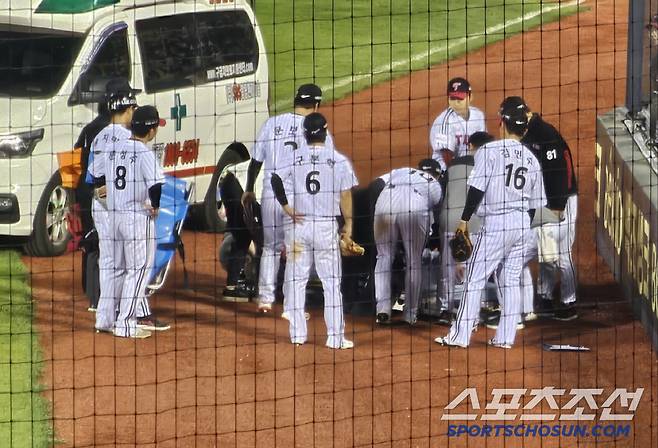 LG 홍창기가 9회초 수비 때 김민수와 충돌한 뒤 구급차에 실려가고 있다. 잠실=권인하 기자