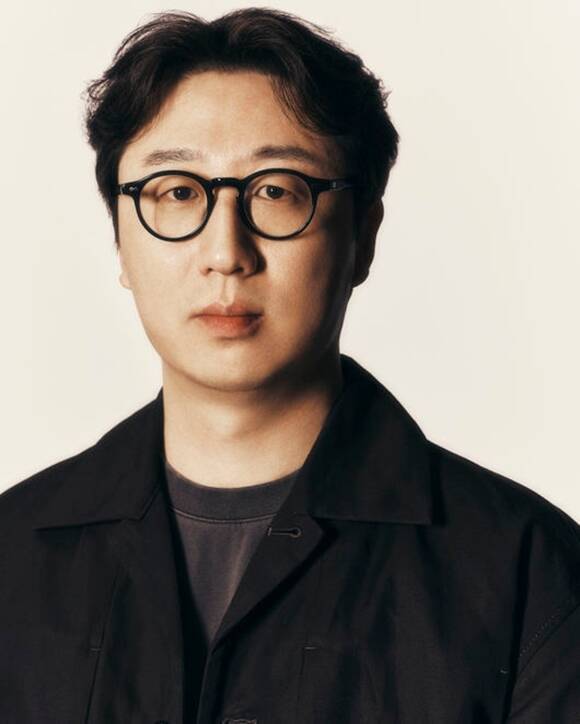 유수민 감독이 <더팩트>와 만나 넷플릭스 시리즈 '약한영웅2' 공개 기념 인터뷰를 진행했다. 시즌1에 이어 시즌2까지 연출을 맡은 그는 자신의 경험담을 돌이키며 매 시즌 주제를 선정했다고 밝혔다. /넷플릭스