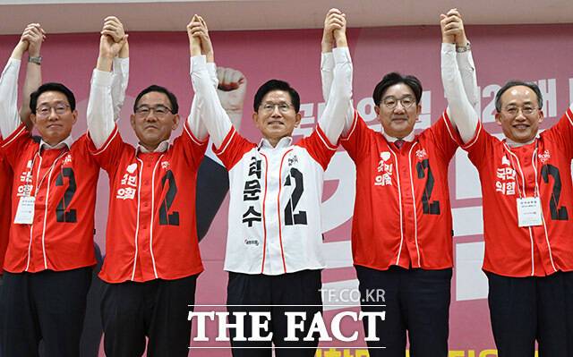김문수 국민의힘 대통령 후보가 13일 대구 수성구 국민의힘 대구시당에서 열린 대구경북 선대위 출정식 및 임명장 수여식에서 권성동 공동선대위원장, 대구 의원들과 함께 손을 맞잡고 있다. /대구=임영무 기자