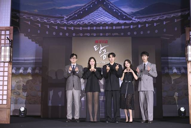 배우 박병은 엄지원 정가람 조보아 이재욱(왼쪽부터)이 넷플릭스 새 시리즈 '탄금'으로 호흡을 맞추며 한복의 멋 등을 전 세계에 전달한다. /넷플릭스