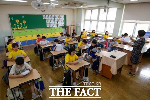 교육부는 스승의 날을 하루 앞둔 14일 '2024학년도 교육활동 침해 실태조사’ 결과를 발표했다. 사진은 서울의 한 초등학교 교실/ 장윤석 기자