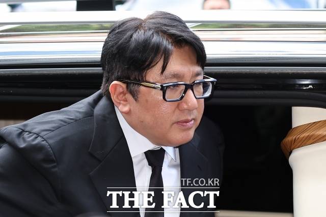 13일 검찰에 따르면 서울남부지법 형사합의15부(부장판사 양환승)는 방시혁 하이브(HYBE) 의장에게 내달 20일 김범수 카카오 창업자의 자본시장법 위반 혐의 사건 재판에 증인으로 출석할 것을 요구하는 증인소환장을 발송했다. / 이새롬 기자