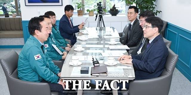 김정기 대구시장 권한대행(사진 오른쪽)과 권기창 안동시장은 13일 안동시청에서 '대구취수원 안동댐 이전 사업'을 논의하고 있다. /대구시