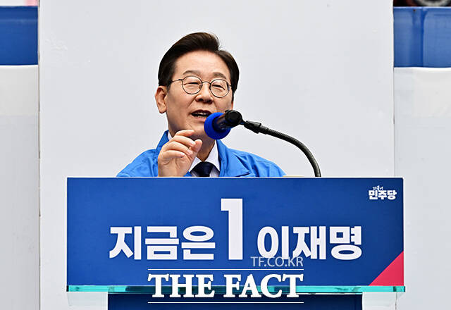 이재명 더불어민주당 대선 후보가 13일 '출산 가산점' 언급 논란으로 당 선대위 유세본부 부본부장직에서 사퇴한 김문수 민주당 의원과 관련해 지지자들에게 텔레그램 메시지를 보내 사과했다. /배정한 기자.
