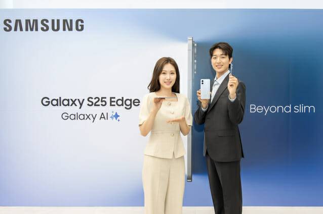 13일 '삼성 강남'에서 진행된 '갤럭시 S25 엣지'  공개 행사에서 '갤럭시 S25 엣지' 제품을 체험하고 있는 모습 (사진=삼성전자)