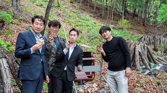 김남일 경북문화관광공사 사장(왼쪽)이 산불이 난 영양군 산나물 판매지역을 찾아 주민들을 만나고 있다.