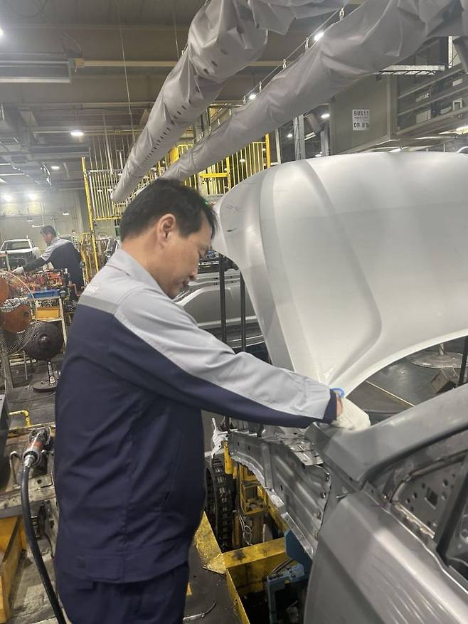 지난해 말 정년퇴직 후 재고용 된 황주원씨가 2일 KG모빌리티 평택 공장 차체품질라인에서 차체를 점검하고 있다.