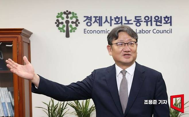 권기섭 경제사회노동위원회 위원장이 서울 종로구 경사노위 사무실에서 아시아경제와 인터뷰 하고 있다. 조용준 기자