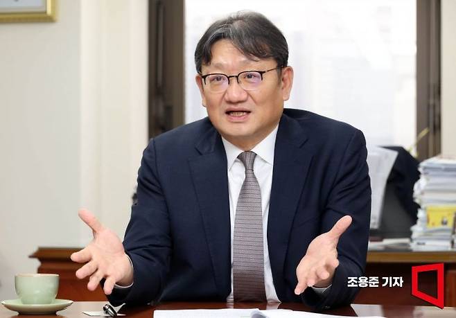 권기섭 경제사회노동위원회 위원장이 서울 종로구 경사노위 사무실에서 아시아경제와 인터뷰 하고 있다. 조용준 기자