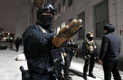 윤석열 대통령이 3일 밤 비상계엄을 선포한 가운데 4일 새벽 계엄군이 국회 본청 진입을 시도하고 있다. 김현민 기자