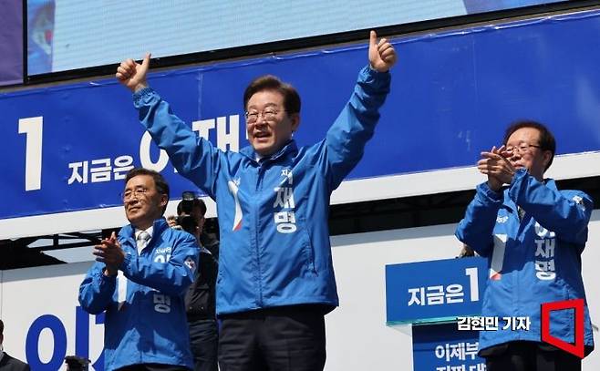 이재명 캠프는 후보 중에 가장 많은 18곡을 선거 송으로 사용하고 있다. 로제의 리메이크로 역주행 중인 윤수일의 히트곡 '아파트'를 비롯해 '붉은 노을', '부산 갈매기', '남행열차' 등 다양한 세대가 공감할 수 있는 기성곡과 창작곡을 사용 중이다. 김현민 기자